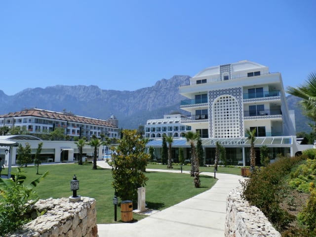 Karmir Resort & Spa